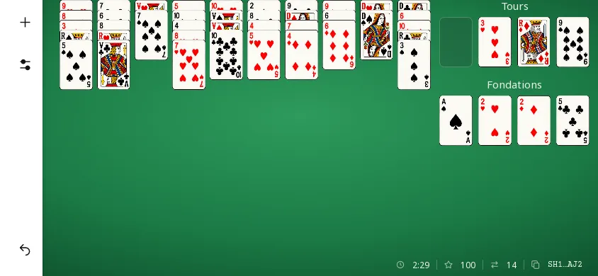 Seahaven Towers sur téléphone tenu à l’horizontale : partie en cours sur le tapis vert, dix colonnes de cartes, les quatre cellules (rangée « Tours » dans l’app) et les quatre fondations, temps, score et coups.